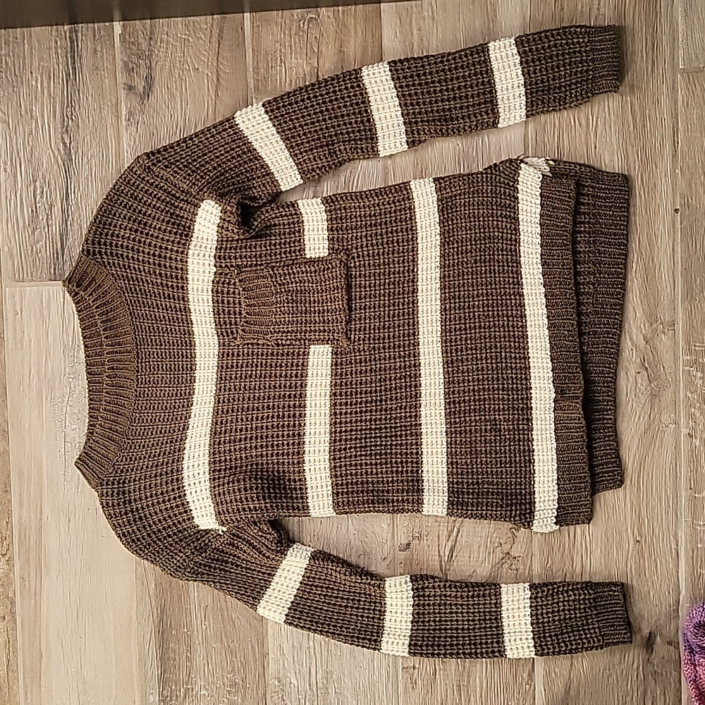 2 Sweaters - Picture 6 of 9